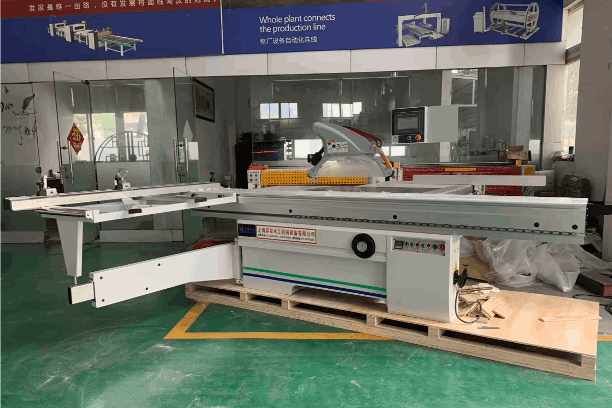 CNC Moving Sliding Table Saw with Side Fence - High-Precision Woodworking Panel Cutting Equipment
